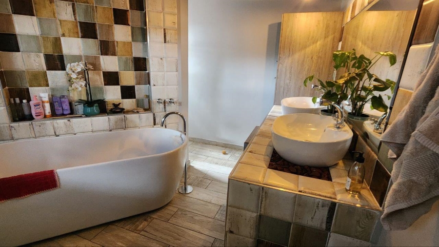 5 Bedroom Property for Sale in Safari Gardens North West